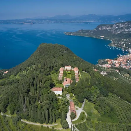 Garden Pool & Tennis On The - Happy